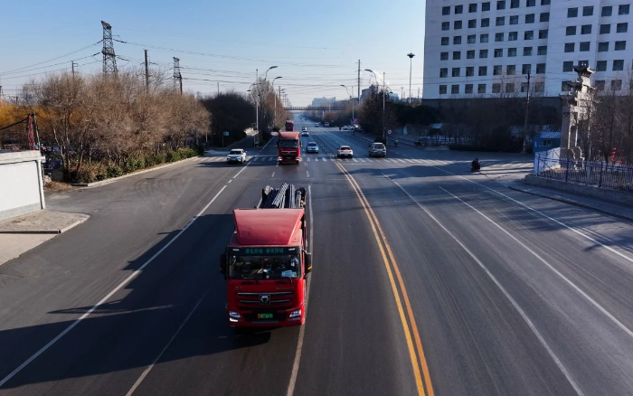 降碳增绿！冰球突破mg新能源重卡携手客户向绿而行