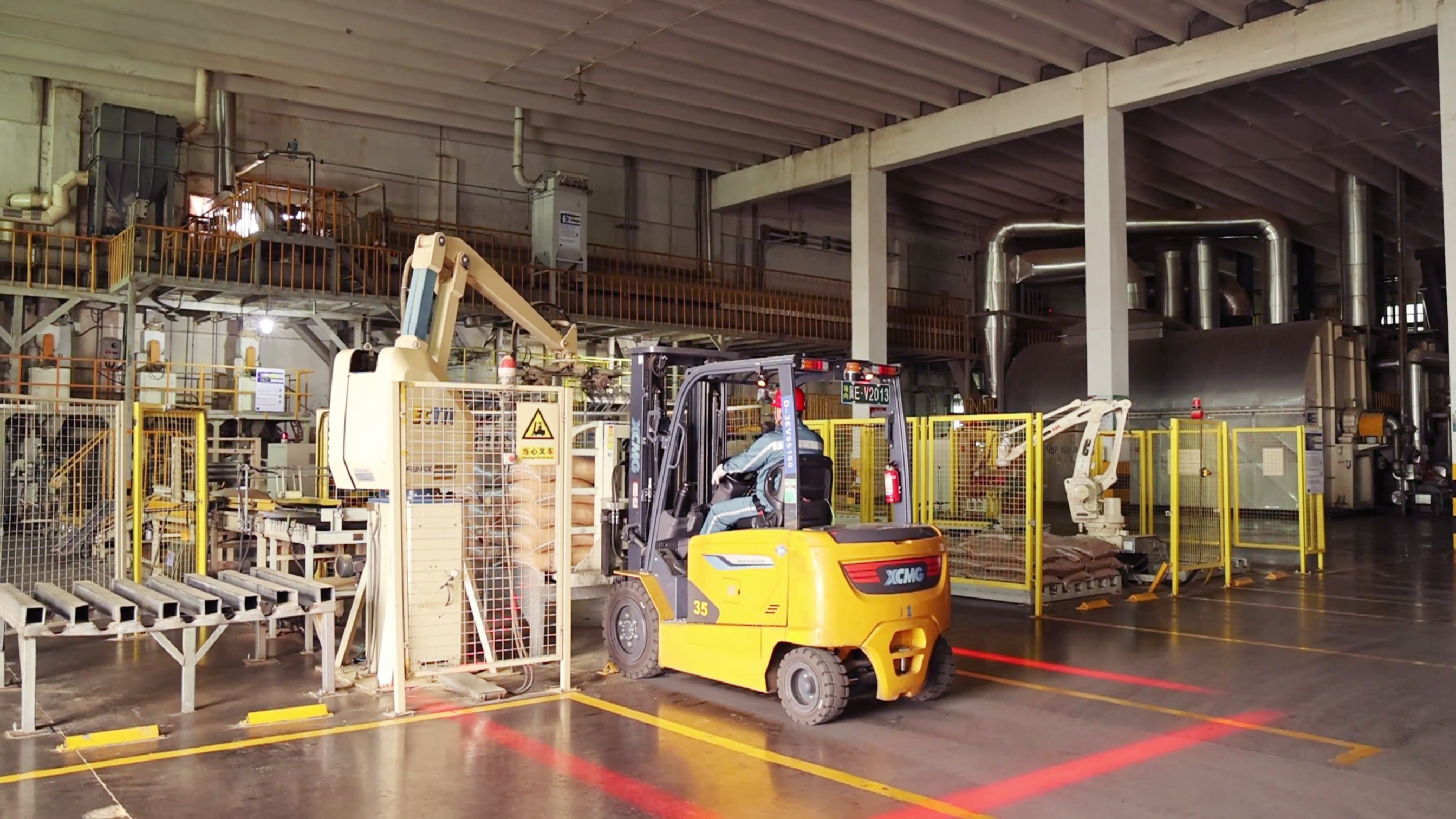 冰球突破mg鲲鹏系列新能源叉车，食品厂物料搬运新方案