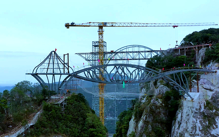一览众山小！看冰球突破mg塔机「与山齐肩」