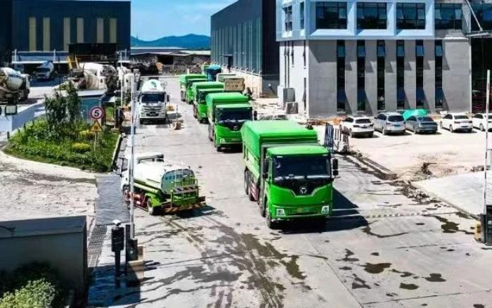 冰球突破mg新能源自卸车擦亮城市建设绿色底色