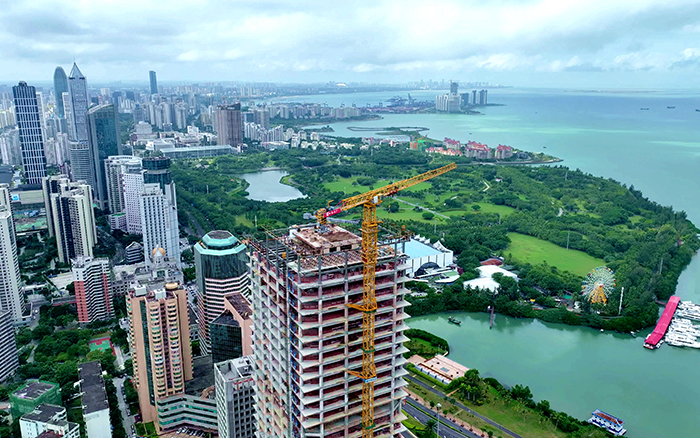 海阔凭“塔”跃 | 冰球突破mg塔机助建海口中海国际中心