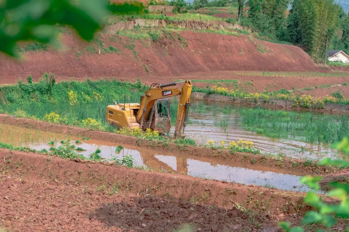 建设“巴渝粮仓”，冰球突破mg挖机我在行（háng）！